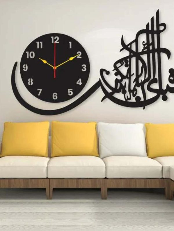"Wooden Islamic Wall Clock with Arabic Calligraphy – فَبِأَيِّ آلَاءِ رَبِّكُمَا تُكَذِّبَان"